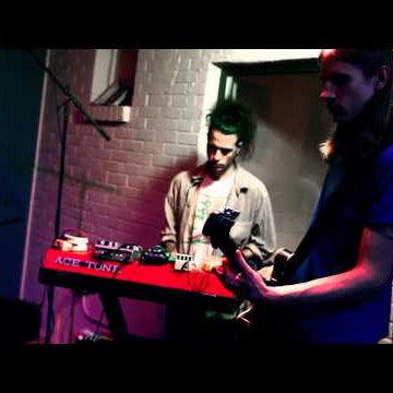 Converse Rubber Tracks - Ready, Set: Psychic Ills Performs "That's Alright"