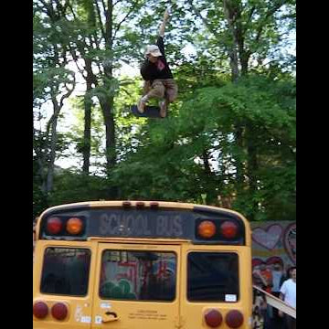 Simon Bannerot goes crazy in the “Heavy MAKA Parking Lot” 🚍