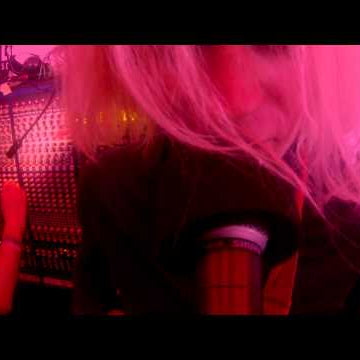 Connan Mockasin "It's Your Body 1" : Converse Red Light Session