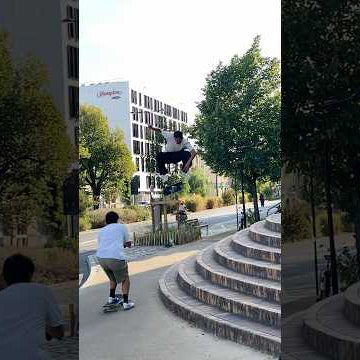 Lawrence Ravail floats a textbook Hardflip into the street 📚