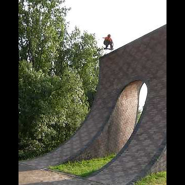 🧱 Daan Van Der Linden takes the drop and hits the bricks