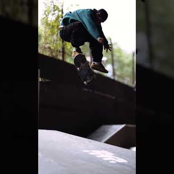 Tiago Lemos nollie heelflip.